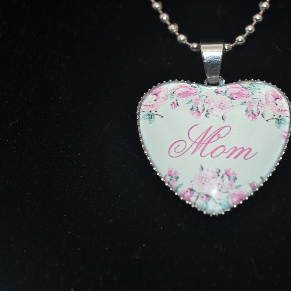 ‘♥️ Mom”- Mom Heart Pendant Necklace. - Picture 4 of 5